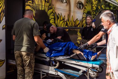 Pavlograd, Ukrayna, 15 Ağustos 2025 Ukraynalı hastaneciler savaş alanında yaralanan askerleri tahliye eden gönüllü tıbbi tabur. Sağlık otobüsü onları tedavi için hastaneye götürüyor..