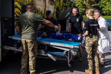 Pavlograd, Ukrayna, 15 Ağustos 2025 Ukraynalı hastaneciler savaş alanında yaralanan askerleri tahliye eden gönüllü tıbbi tabur. Sağlık otobüsü onları tedavi için hastaneye götürüyor..