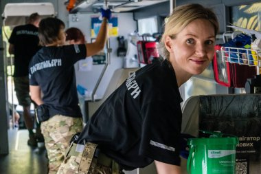 Pavlograd, Ukrayna, 15 Ağustos 2025 Ukraynalı hastaneciler savaş alanında yaralanan askerleri tahliye eden gönüllü tıbbi tabur. Sağlık otobüsü onları tedavi için hastaneye götürüyor..