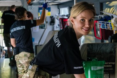 Pavlograd, Ukrayna, 15 Ağustos 2025 Ukraynalı hastaneciler savaş alanında yaralanan askerleri tahliye eden gönüllü tıbbi tabur. Sağlık otobüsü onları tedavi için hastaneye götürüyor..