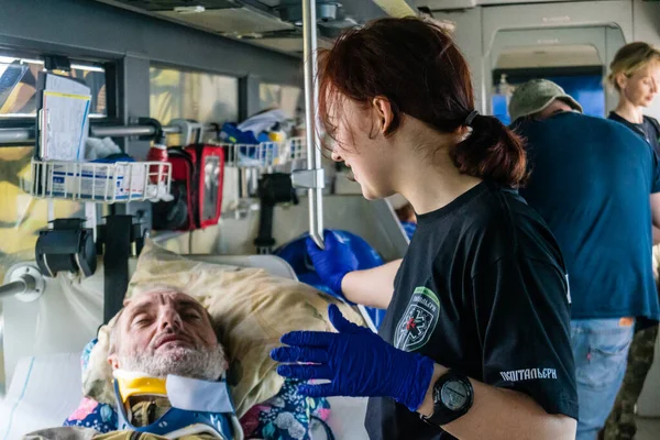 Pavlograd, Ukrayna, 15 Ağustos 2025 Ukraynalı hastaneciler savaş alanında yaralanan askerleri tahliye eden gönüllü tıbbi tabur. Sağlık otobüsü onları tedavi için hastaneye götürüyor..