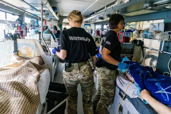 Pavlograd, Ukrayna, 15 Ağustos 2025 Ukraynalı hastaneciler savaş alanında yaralanan askerleri tahliye eden gönüllü tıbbi tabur. Sağlık otobüsü onları tedavi için hastaneye götürüyor..