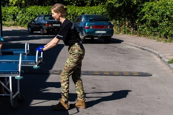 Pavlograd, Ukrayna, 15 Ağustos 2025 Ukraynalı hastaneciler savaş alanında yaralanan askerleri tahliye eden gönüllü tıbbi tabur. Sağlık otobüsü onları tedavi için hastaneye götürüyor..