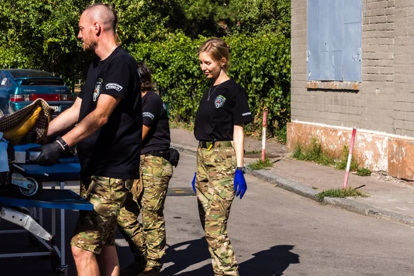Pavlograd, Ukrayna, 15 Ağustos 2025 Ukraynalı hastaneciler savaş alanında yaralanan askerleri tahliye eden gönüllü tıbbi tabur. Sağlık otobüsü onları tedavi için hastaneye götürüyor..