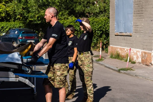 Pavlograd, Ukrayna, 15 Ağustos 2025 Ukraynalı hastaneciler savaş alanında yaralanan askerleri tahliye eden gönüllü tıbbi tabur. Sağlık otobüsü onları tedavi için hastaneye götürüyor..