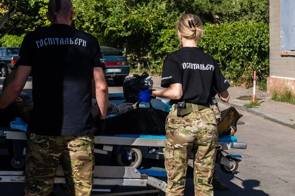 Pavlograd, Ukrayna, 15 Ağustos 2025 Ukraynalı hastaneciler savaş alanında yaralanan askerleri tahliye eden gönüllü tıbbi tabur. Sağlık otobüsü onları tedavi için hastaneye götürüyor..