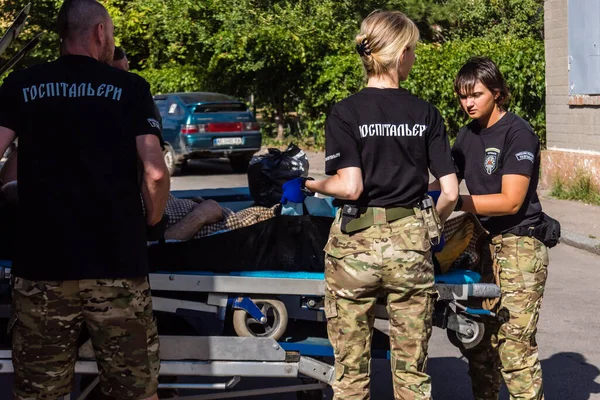 Pavlograd, Ukrayna, 15 Ağustos 2025 Ukraynalı hastaneciler savaş alanında yaralanan askerleri tahliye eden gönüllü tıbbi tabur. Sağlık otobüsü onları tedavi için hastaneye götürüyor..