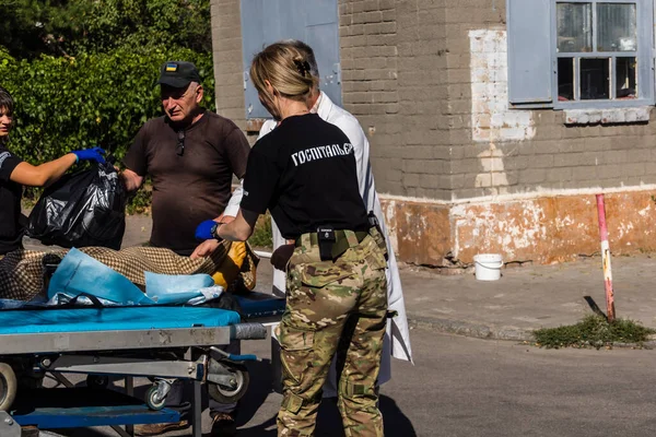 Pavlograd, Ukrayna, 15 Ağustos 2025 Ukraynalı hastaneciler savaş alanında yaralanan askerleri tahliye eden gönüllü tıbbi tabur. Sağlık otobüsü onları tedavi için hastaneye götürüyor..