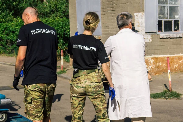 Pavlograd, Ukrayna, 15 Ağustos 2025 Ukraynalı hastaneciler savaş alanında yaralanan askerleri tahliye eden gönüllü tıbbi tabur. Sağlık otobüsü onları tedavi için hastaneye götürüyor..