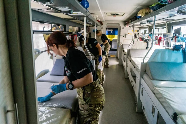 Pavlograd, Ukrayna, 15 Ağustos 2025 Ukraynalı hastaneciler savaş alanında yaralanan askerleri tahliye eden gönüllü tıbbi tabur. Sağlık otobüsü onları tedavi için hastaneye götürüyor..