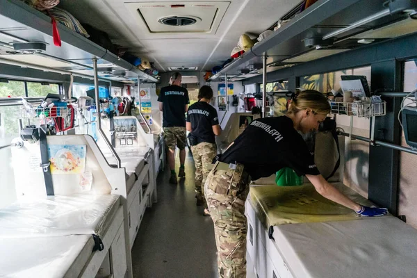 Pavlograd, Ukrayna, 15 Ağustos 2025 Ukraynalı hastaneciler savaş alanında yaralanan askerleri tahliye eden gönüllü tıbbi tabur. Sağlık otobüsü onları tedavi için hastaneye götürüyor..