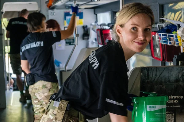 Pavlograd, Ukrayna, 15 Ağustos 2025 Ukraynalı hastaneciler savaş alanında yaralanan askerleri tahliye eden gönüllü tıbbi tabur. Sağlık otobüsü onları tedavi için hastaneye götürüyor..