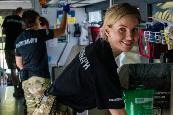 Pavlograd, Ukrayna, 15 Ağustos 2025 Ukraynalı hastaneciler savaş alanında yaralanan askerleri tahliye eden gönüllü tıbbi tabur. Sağlık otobüsü onları tedavi için hastaneye götürüyor..