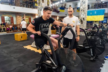 Kharkiv, Ukrayna, 12 Eylül 2025, Heroes NGO Oyunları Ukraynalı askerlerin ciddi şekilde yaralandığı bir spor ve eğitim ekosistemidir. Görevleri iyileşme sürecini kolaylaştırmak..