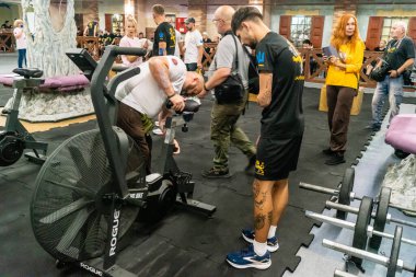 Kharkiv, Ukrayna, 12 Eylül 2025, Heroes NGO Oyunları Ukraynalı askerlerin ciddi şekilde yaralandığı bir spor ve eğitim ekosistemidir. Görevleri iyileşme sürecini kolaylaştırmak..