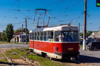 Harkiv, Ukrayna, 12 Eylül 2025 Kharkiv tramvayı şehir bombalanırken işlemeye devam ediyor, Kharkiv 'deki kamu hizmetleri Rus füze ve sirenlerinin sesi her gün duyuluyor..