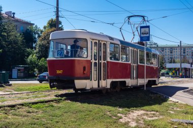 Harkiv, Ukrayna, 12 Eylül 2025 Kharkiv tramvayı şehir bombalanırken işlemeye devam ediyor, Kharkiv 'deki kamu hizmetleri Rus füze ve sirenlerinin sesi her gün duyuluyor..
