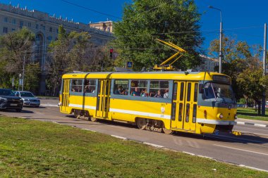 Harkiv, Ukrayna, 12 Eylül 2025 Kharkiv tramvayı şehir bombalanırken işlemeye devam ediyor, Kharkiv 'deki kamu hizmetleri Rus füze ve sirenlerinin sesi her gün duyuluyor..