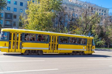 Harkiv, Ukrayna, 12 Eylül 2025 Kharkiv tramvayı şehir bombalanırken işlemeye devam ediyor, Kharkiv 'deki kamu hizmetleri Rus füze ve sirenlerinin sesi her gün duyuluyor..