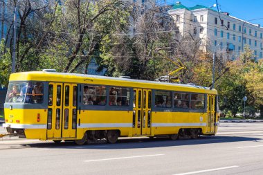 Harkiv, Ukrayna, 12 Eylül 2025 Kharkiv tramvayı şehir bombalanırken işlemeye devam ediyor, Kharkiv 'deki kamu hizmetleri Rus füze ve sirenlerinin sesi her gün duyuluyor..