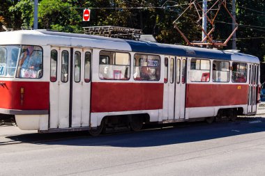 Harkiv, Ukrayna, 12 Eylül 2025 Kharkiv tramvayı şehir bombalanırken işlemeye devam ediyor, Kharkiv 'deki kamu hizmetleri Rus füze ve sirenlerinin sesi her gün duyuluyor..