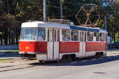 Harkiv, Ukrayna, 12 Eylül 2025 Kharkiv tramvayı şehir bombalanırken işlemeye devam ediyor, Kharkiv 'deki kamu hizmetleri Rus füze ve sirenlerinin sesi her gün duyuluyor..