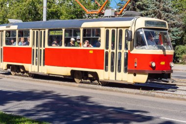 Harkiv, Ukrayna, 12 Eylül 2025 Kharkiv tramvayı şehir bombalanırken işlemeye devam ediyor, Kharkiv 'deki kamu hizmetleri Rus füze ve sirenlerinin sesi her gün duyuluyor..