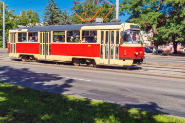 Harkiv, Ukrayna, 12 Eylül 2025 Kharkiv tramvayı şehir bombalanırken işlemeye devam ediyor, Kharkiv 'deki kamu hizmetleri Rus füze ve sirenlerinin sesi her gün duyuluyor..