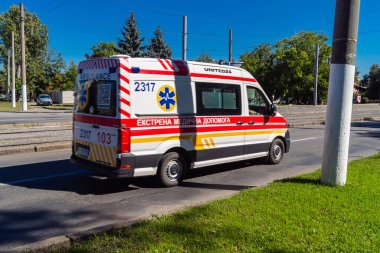 Kharkiv, Ukrayna, 12 Eylül 2025 Ambülans Kharkiv sokaklarında cephe hattına doğru ilerliyor. Şehir savaş bölgelerine çok yakın ve her gün Rus İHA 'ları ya da füzeleri tarafından saldırıya uğruyor..