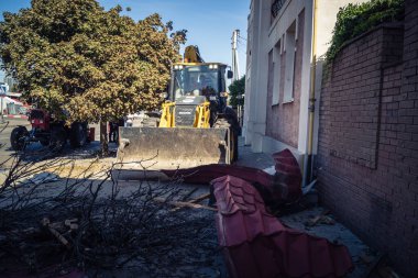 Kharkiv, Ukrayna, 16 Eylül 2025. Rus uçağının çarptığı sokakta temizlik araçları işçisi. Hasar büyüktü ve bina alev aldı..