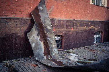 Kharkiv, Ukrayna, 16 Eylül 2025 Kharkiv 'deki bir binaya bir Rus Şaban uçağı çarpmış. Hasar çok fazlaydı. Çatı un ufak oldu, bina alev aldı ve iki kişi öldü..