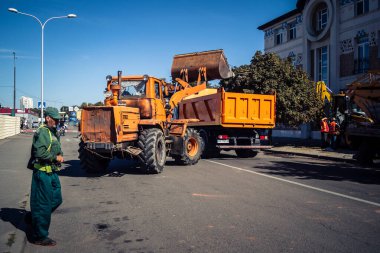 Kharkiv, Ukrayna, 16 Eylül 2025. Rus uçağının çarptığı sokakta temizlik araçları işçisi. Hasar büyüktü ve bina alev aldı..