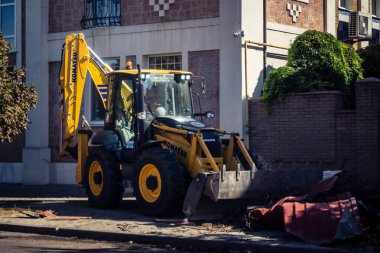 Kharkiv, Ukrayna, 16 Eylül 2025. Rus uçağının çarptığı sokakta temizlik araçları işçisi. Hasar büyüktü ve bina alev aldı..