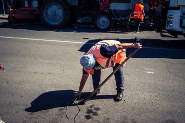 Kharkiv, Ukrayna, 16 Eylül 2025 Temizlik işçileri, Rus Şahin İHA 'sının bir binaya çarptığı sokakta karşılık veriyor. Hasar büyüktü ve bina alev aldı..