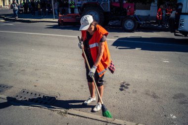 Kharkiv, Ukrayna, 16 Eylül 2025 Temizlik işçileri, Rus Şahin İHA 'sının bir binaya çarptığı sokakta karşılık veriyor. Hasar büyüktü ve bina alev aldı..