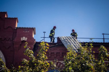 Kharkiv, Ukrayna, 16 Eylül 2025. İtfaiyeciler Rus Şahin İHA 'sının çarptığı bir binaya cevap veriyor. Hasar büyüktü, bina alev aldı ve çatı un ufak oldu..