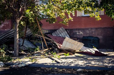 Kharkiv, Ukrayna, 16 Eylül 2025 Kharkiv 'deki bir binaya bir Rus Şaban uçağı çarpmış. Hasar çok fazlaydı. Çatı un ufak oldu, bina alev aldı ve iki kişi öldü..