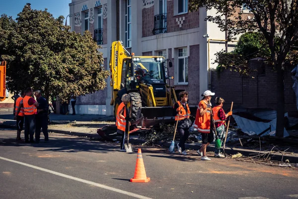 Kharkiv, Ukrayna, 16 Eylül 2025 Temizlik işçileri, Rus Şahin İHA 'sının bir binaya çarptığı sokakta karşılık veriyor. Hasar büyüktü ve bina alev aldı..