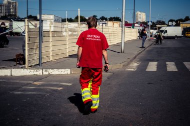 Kharkiv, Ukrayna, 16 Eylül 2025. İtfaiyeciler Rus Şahin İHA 'sının çarptığı bir binaya cevap veriyor. Hasar büyüktü, bina alev aldı ve çatı un ufak oldu..