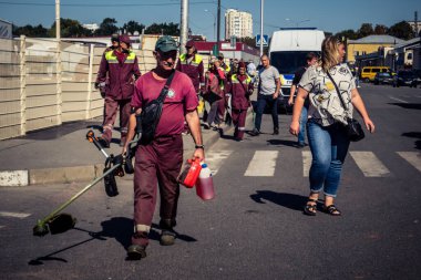 Kharkiv, Ukrayna, 16 Eylül 2025 Temizlik işçileri, Rus Şahin İHA 'sının bir binaya çarptığı sokakta karşılık veriyor. Hasar büyüktü ve bina alev aldı..