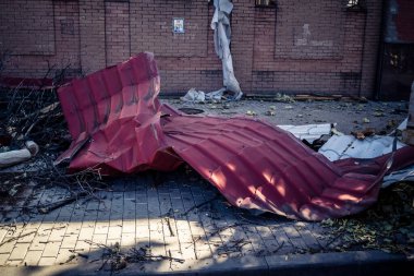 Kharkiv, Ukrayna, 16 Eylül 2025 Kharkiv 'deki bir binaya bir Rus Şaban uçağı çarpmış. Hasar çok fazlaydı. Çatı un ufak oldu, bina alev aldı ve iki kişi öldü..