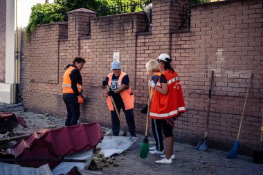 Kharkiv, Ukrayna, 16 Eylül 2025 Temizlik işçileri, Rus Şahin İHA 'sının bir binaya çarptığı sokakta karşılık veriyor. Hasar büyüktü ve bina alev aldı..