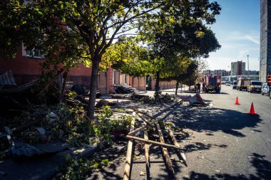 Kharkiv, Ukrayna, 16 Eylül 2025 Kharkiv 'deki bir binaya bir Rus Şaban uçağı çarpmış. Hasar çok fazlaydı. Çatı un ufak oldu, bina alev aldı ve iki kişi öldü..