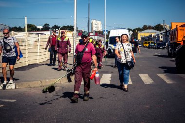 Kharkiv, Ukrayna, 16 Eylül 2025 Temizlik işçileri, Rus Şahin İHA 'sının bir binaya çarptığı sokakta karşılık veriyor. Hasar büyüktü ve bina alev aldı..