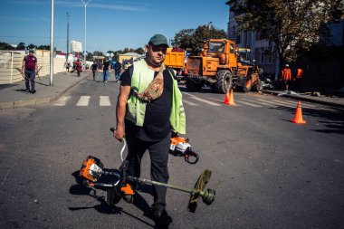 Kharkiv, Ukrayna, 16 Eylül 2025 Temizlik işçileri, Rus Şahin İHA 'sının bir binaya çarptığı sokakta karşılık veriyor. Hasar büyüktü ve bina alev aldı..
