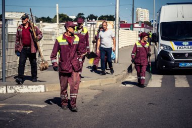Kharkiv, Ukrayna, 16 Eylül 2025 Temizlik işçileri, Rus Şahin İHA 'sının bir binaya çarptığı sokakta karşılık veriyor. Hasar büyüktü ve bina alev aldı..
