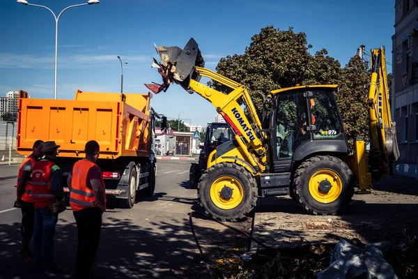 Kharkiv, Ukrayna, 16 Eylül 2025. Rus uçağının çarptığı sokakta temizlik araçları işçisi. Hasar büyüktü ve bina alev aldı..