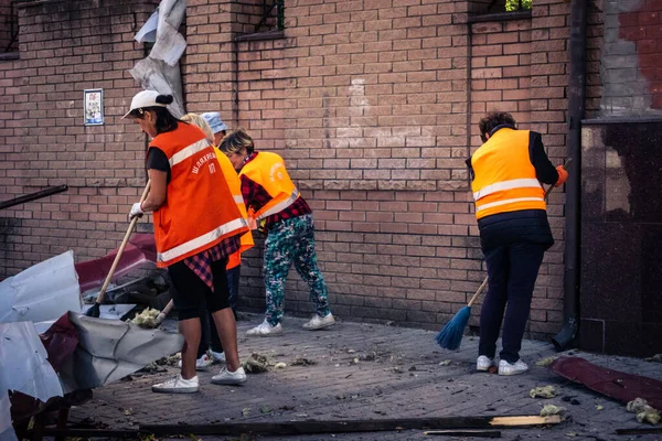 Kharkiv, Ukrayna, 16 Eylül 2025 Temizlik işçileri, Rus Şahin İHA 'sının bir binaya çarptığı sokakta karşılık veriyor. Hasar büyüktü ve bina alev aldı..