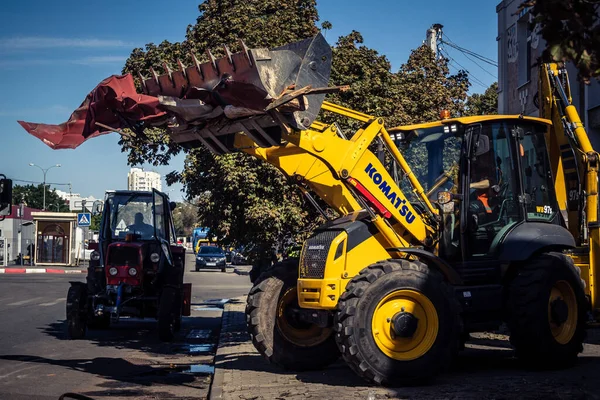 Kharkiv, Ukrayna, 16 Eylül 2025. Rus uçağının çarptığı sokakta temizlik araçları işçisi. Hasar büyüktü ve bina alev aldı..