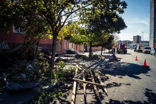 Kharkiv, Ukrayna, 16 Eylül 2025 Kharkiv 'deki bir binaya bir Rus Şaban uçağı çarpmış. Hasar çok fazlaydı. Çatı un ufak oldu, bina alev aldı ve iki kişi öldü..